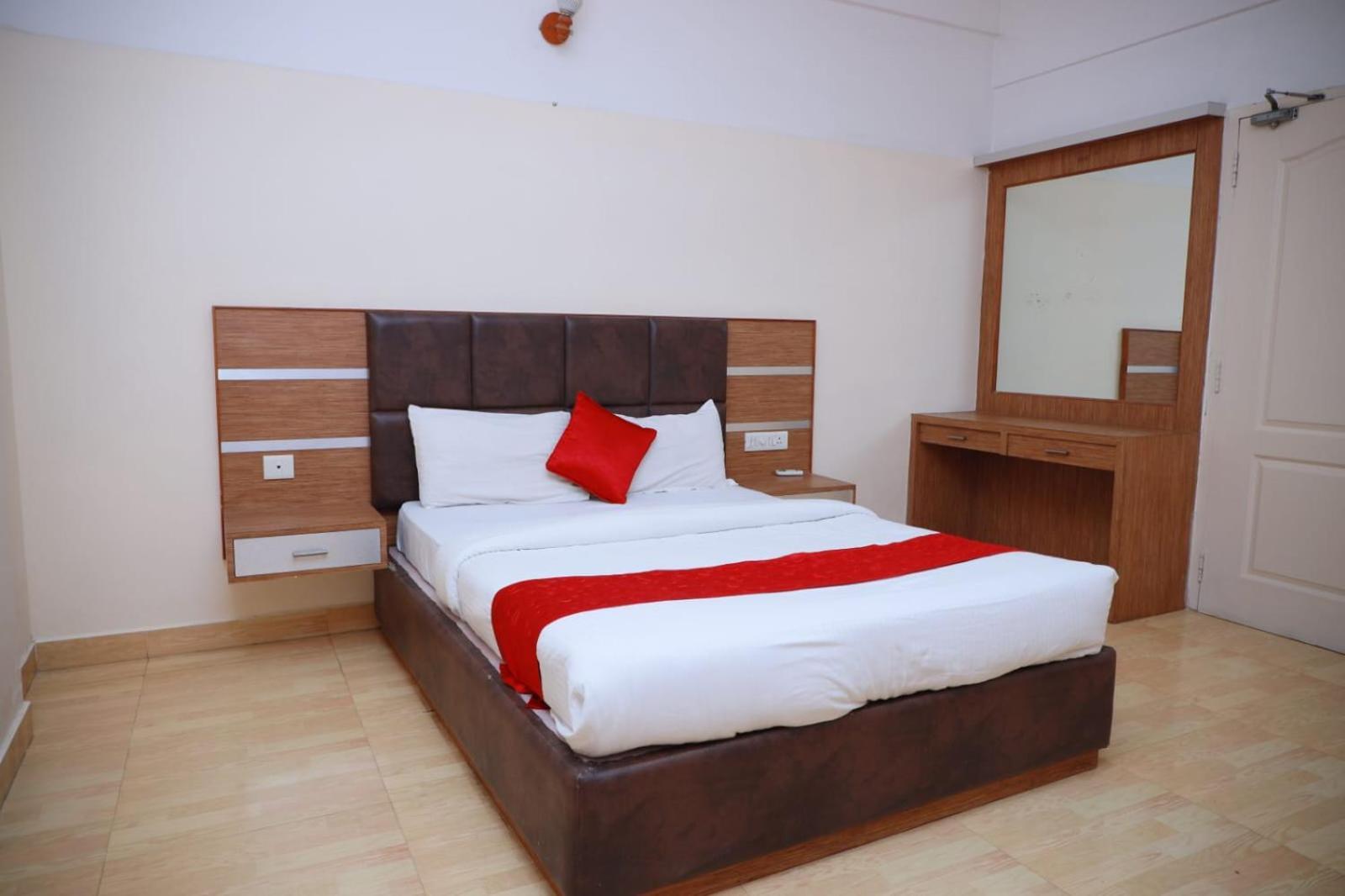 Hotel Tayas Trippapur Kültér fotó