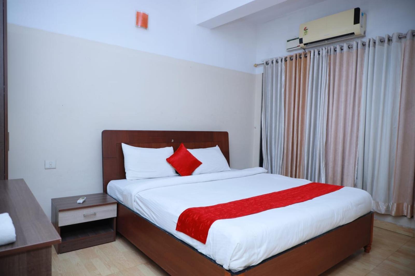 Hotel Tayas Trippapur Kültér fotó